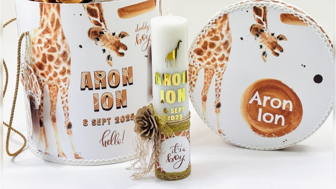 Lumânare scurtă botez cu folio gold și girafă, decorată cu flori uscate 9